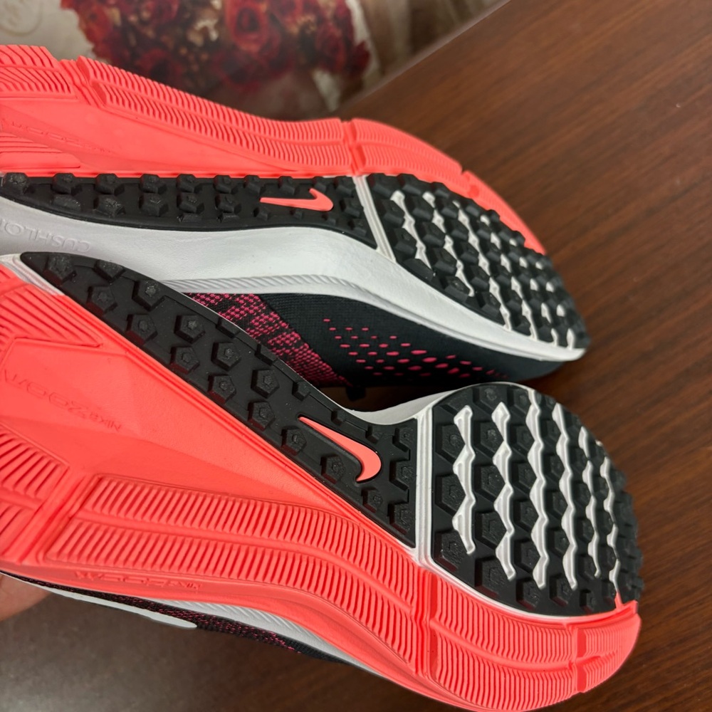NEW Nike Women's Zoom Winflo 4 Running Shoe - Picture 9 of 10
